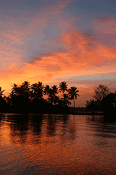 puesta de sol en los backwaters de kerala