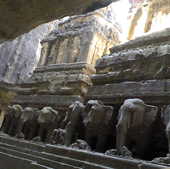 escultura en una cueva de ellora