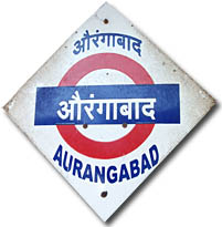 cartel de aurangabad en la estacion de tren