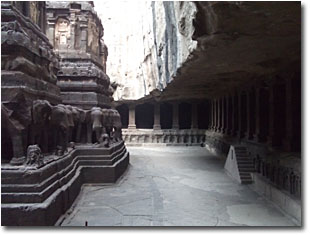 En el templo de Kailasa en las cuevas de ellora