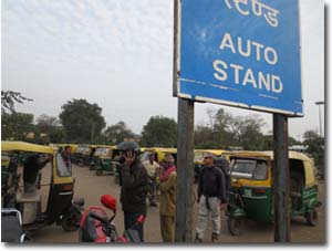rickshaws prepago en la estacion de tren de agra