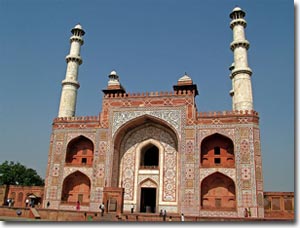 Entrada principal al complejo de la tumba de Akbar el Grande