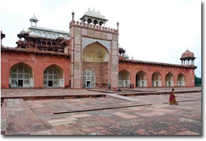 Fachada meridional del mausoleo de Akbar el Grande