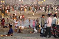 gente bañandose Durante el Ardh Kumbh Mela en Allahabad