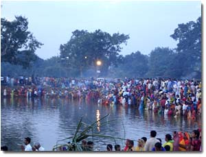 Celebrando la adoración a Surya alrededor de un estanque en una poblacion de Bihar
