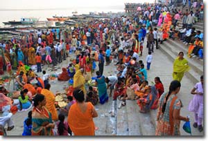 Festival de Chhath en Varanasi en una zona central de los ghats
