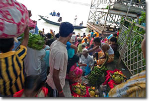 Celebración de Chhath a orillas del Ganges en Kolkata