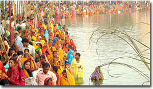 Devotos celebrando el Chhath en Janakpur
