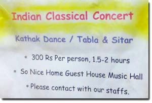 Cartel ofreciendo espectáculos de baile en Varanasi