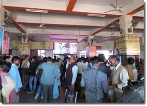 En la estación de tren de Varanasi
