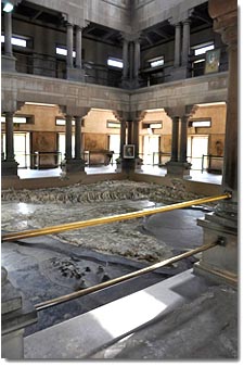 Interior del templo Bharat Mata en Varanasi