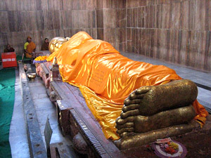 Famosa estatua de Buda del siglo V en Kushinagar