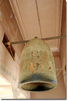 campana en el templo Mulgandha Kuti Vihar en Sarnath
