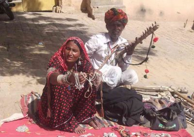 Lugareños vendiendo pulseras en Jaisalmer