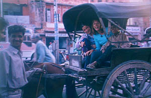 Turistas en Jaipur en carro