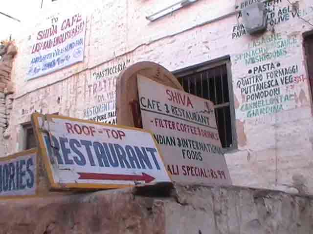 Carteles de restaurantes en Jaisalmer