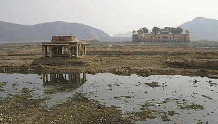 Palacio Jal Mahal y poca agua