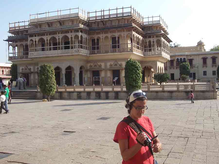 Escuchando audio-guía en el Palacio Ciudad Jaipur