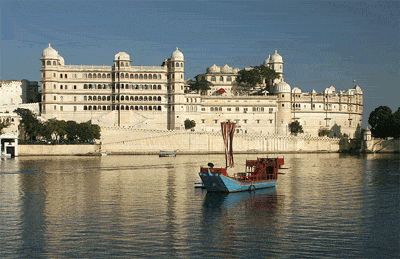 Palacio y barco en Udaipur