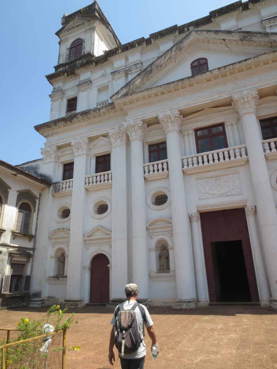 Entrada iglesia San Cayetano de Goa