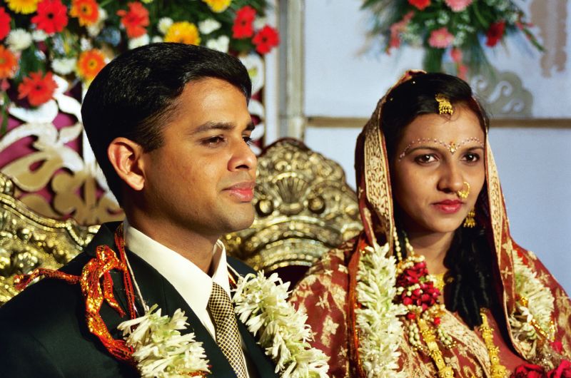 Pareja hindú casándose